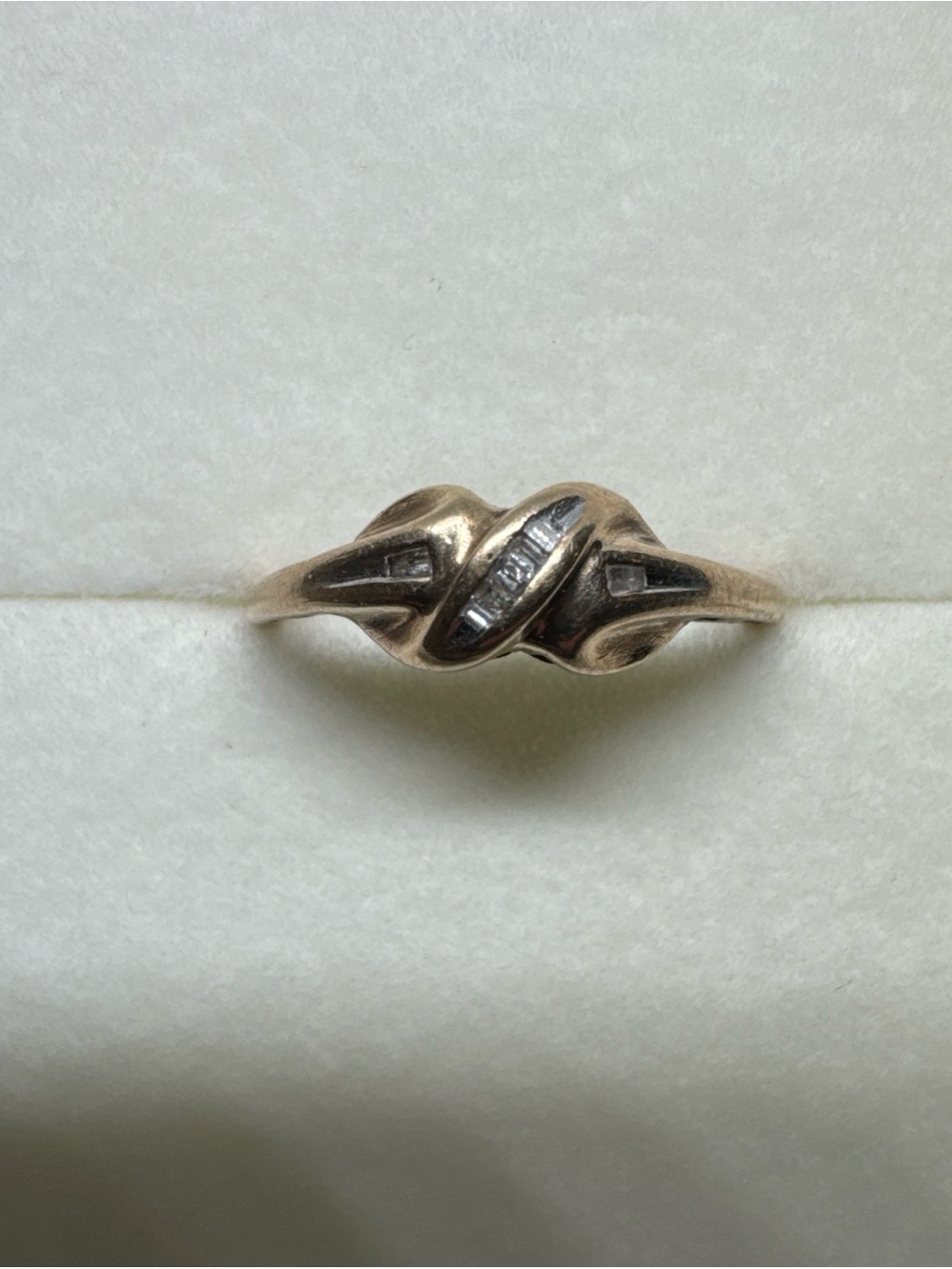 10K Gold Baguette Diamond Infinity Figure Love Knot Ring Size 6.75 Vintage Band